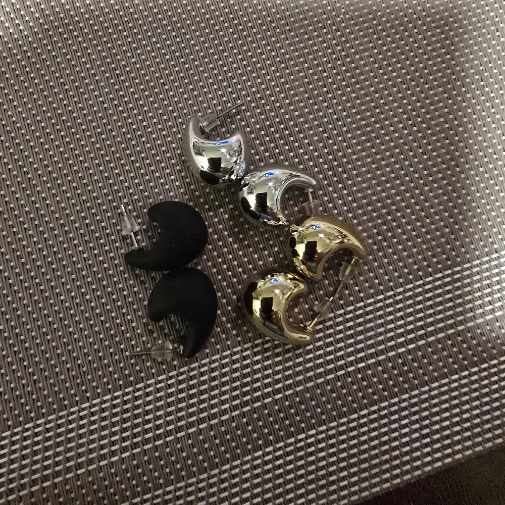 😎NWOT Silver and Gold Crescent Earrings Set